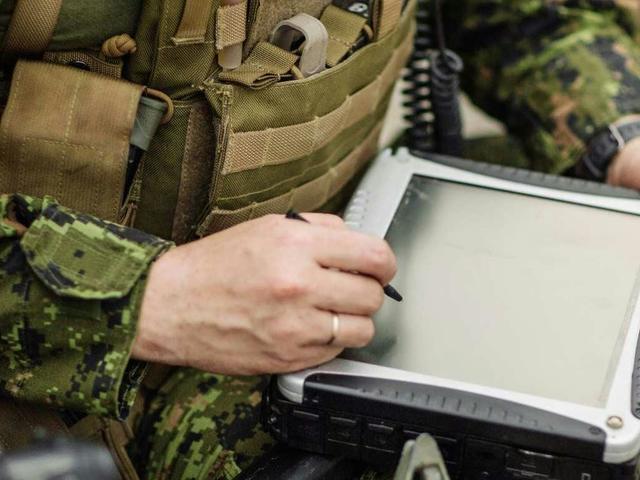 Military man using Emdyn for language barriers